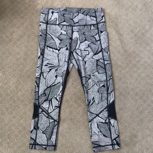 EXCELLENT condition Lululemon crop pants, 6
